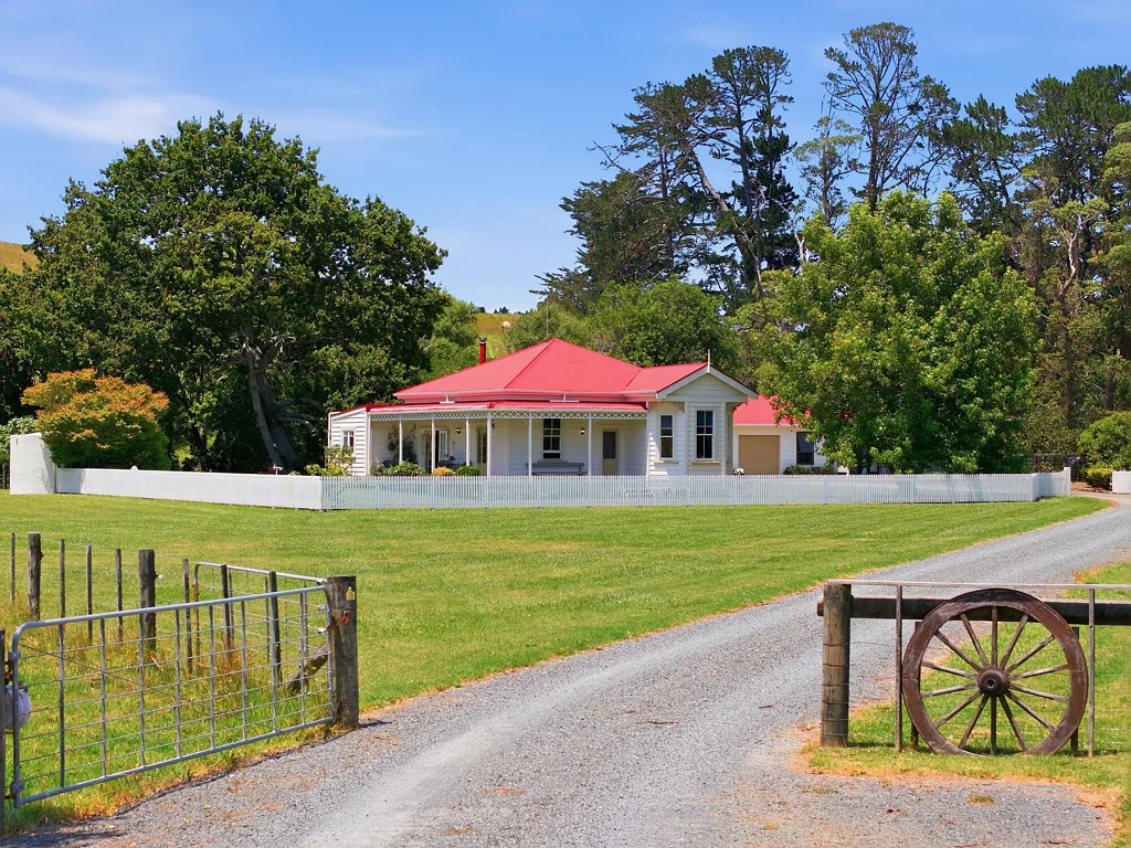 Kaingaroa 3 Slaapkamer A homestead of history and substance...