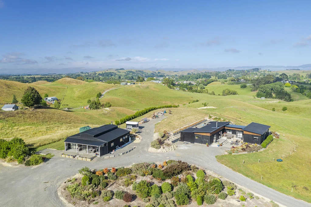 Waipawa 5房  Two homes, 4.51ha, great shedding
