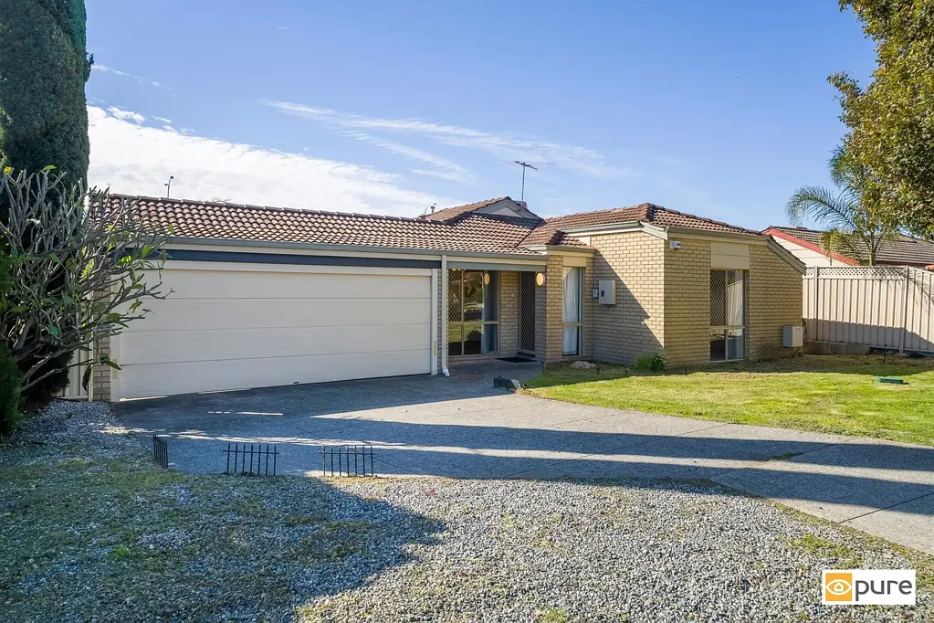 GENEROUS LIVING INSIDE & OUT IN A SOUGHT AFTER LEEMING POCKET