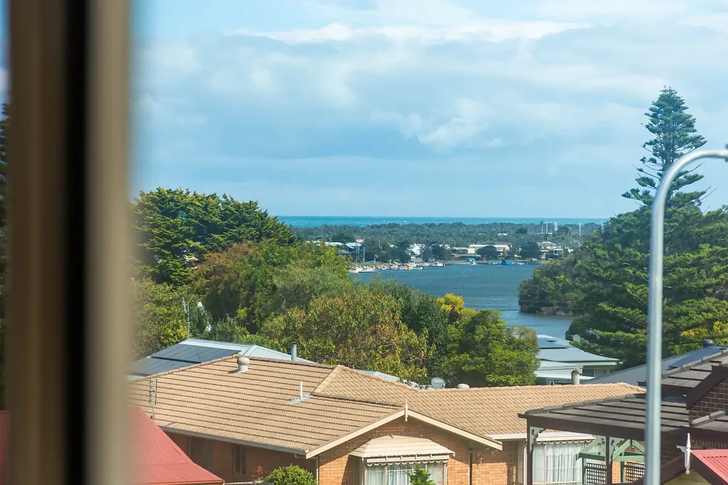 Lakes Entrance 5房  DOUBLE STOREY, WATERVIEWS, INCLUDES APARTMENT AND INCOME