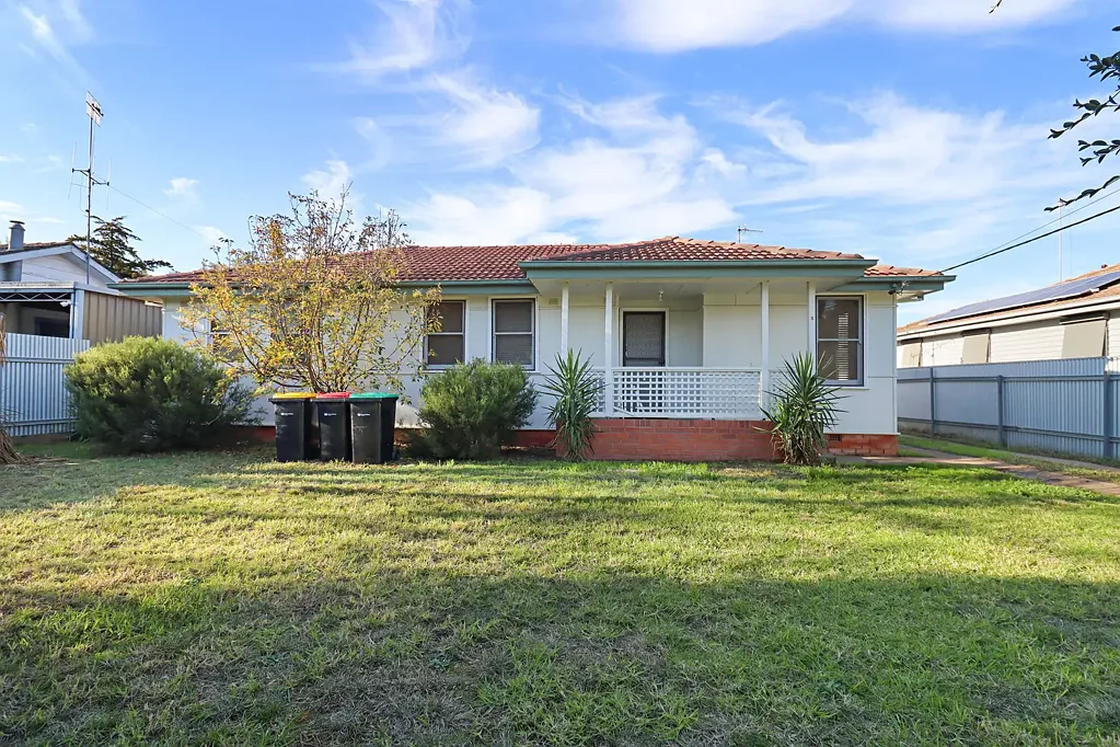 Four bedroom home, new flooring and paint throughout
