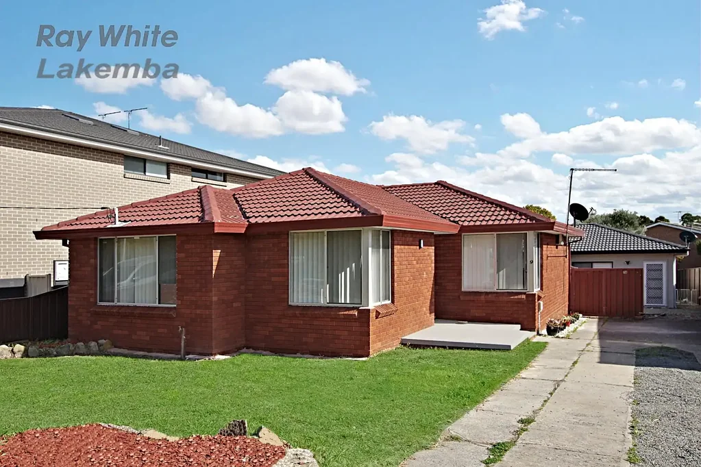 RENOVATED 3 BEDROOM HOUSE LOCATED JUST 6/7 MINUTES AWAY TO STATION & SHOPS