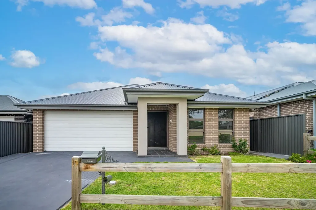 Thirlmere 4chambre Spacious Family Home on a 457.9m Block