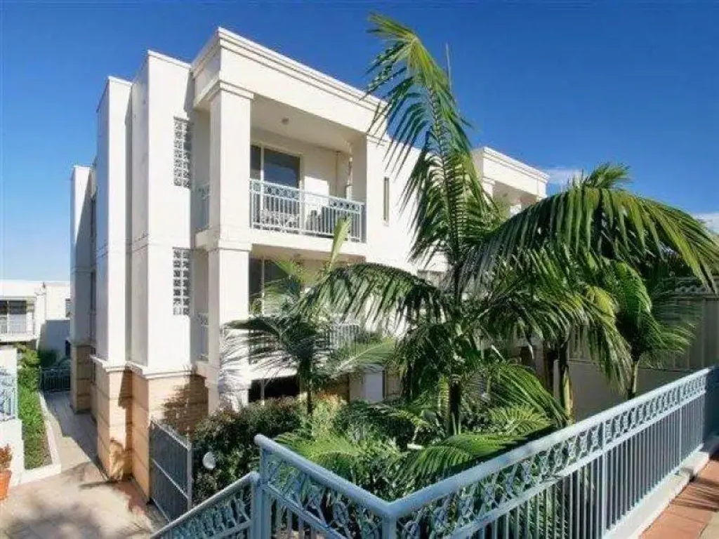 Cosmopolitan City Living Luxury two bedroom apartment - floorboards throughout!