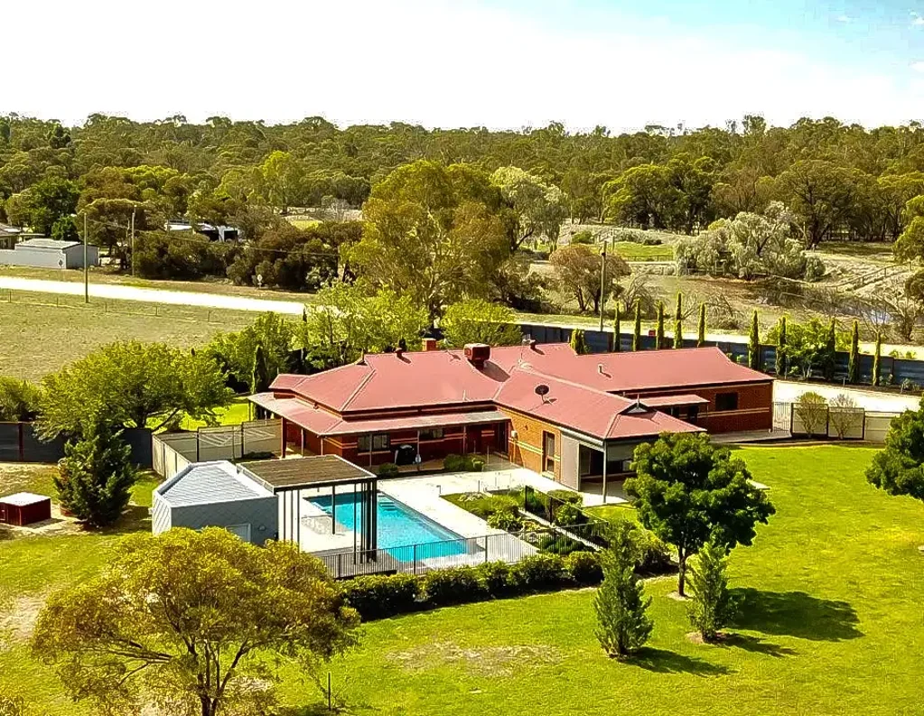 Deniliquin 4房  Lifestyle, Luxury and Privacy Rolled into One: Ideal Family Setting for Relaxation and Recreation!