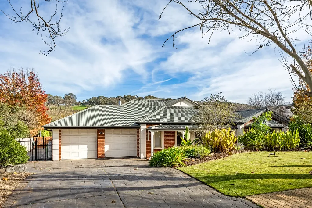 Littlehampton 4ห้องนอน A Polished Hills Home With Room To Entertain, Retreat And Play.
