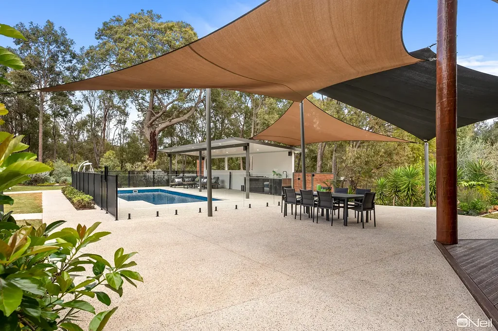 Bedfordale 6 Slaapkamer PREMIUM LIVING IN A STUNNING BROOKSIDE POSITION