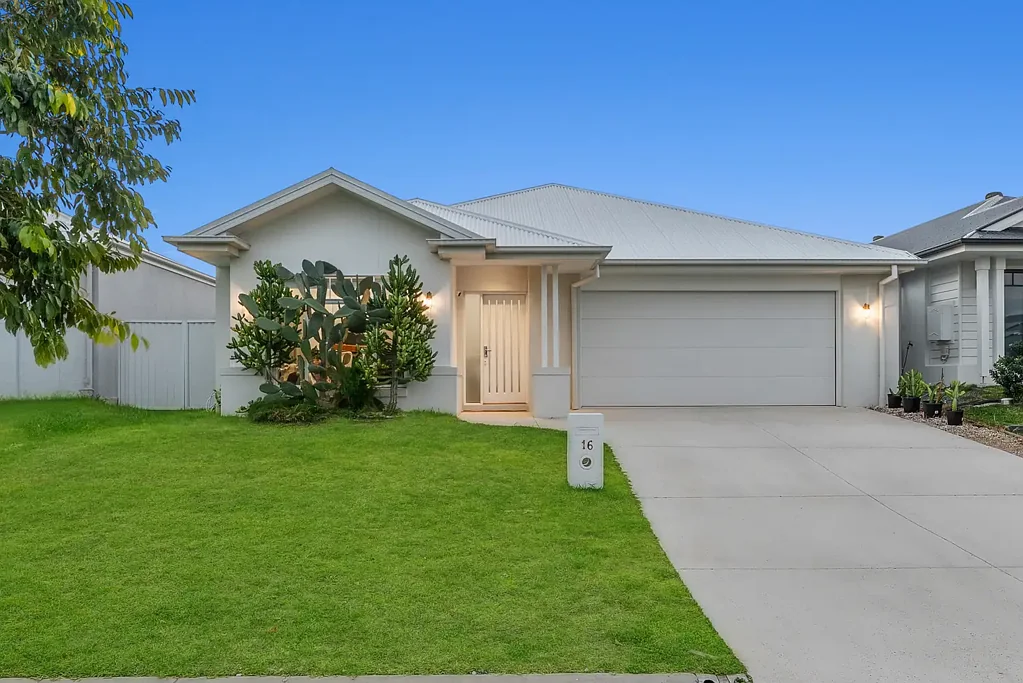 Griffin 4房 现代家庭生活，带泳池、侧面通道和高端装修！ Contemporary Family Living with Pool, Side Access & Premium Finishes!