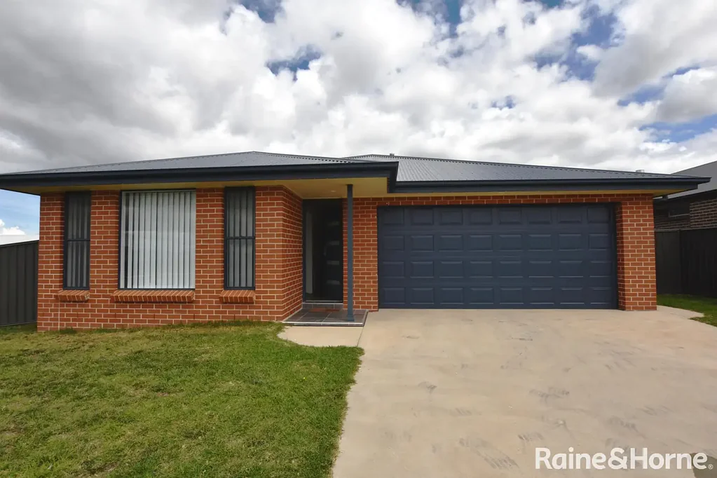 Modern & Spacious Family Home in North Orange