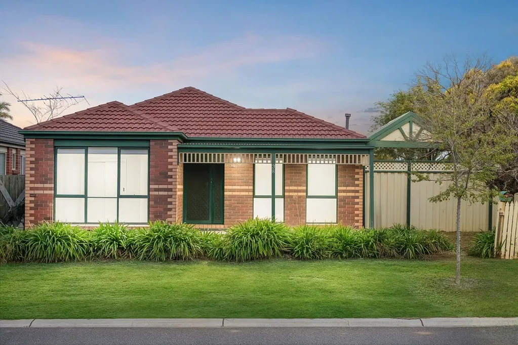 Werribee 3房 三卧布局实用 宽敞户外娱乐 私密主卧套间 设备齐全厨房 步入式衣帽间 全年餐吧空间 步行优质学校 方便购物枢纽 Family Comfort, Space and Convenience in a Prime Location!