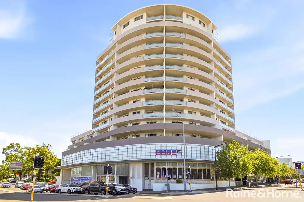 Blacktown 2房 Blacktown中心两居室  第六层开阔景观  开放式起居用餐  时尚厨房燃气设备  主卧套间浴室  现代浴室独立淋浴  半封闭阳台防风雨  地下车位指定车位  步行火车站购物中心 Uninterrupted Views, Right in the Heart of Blacktown