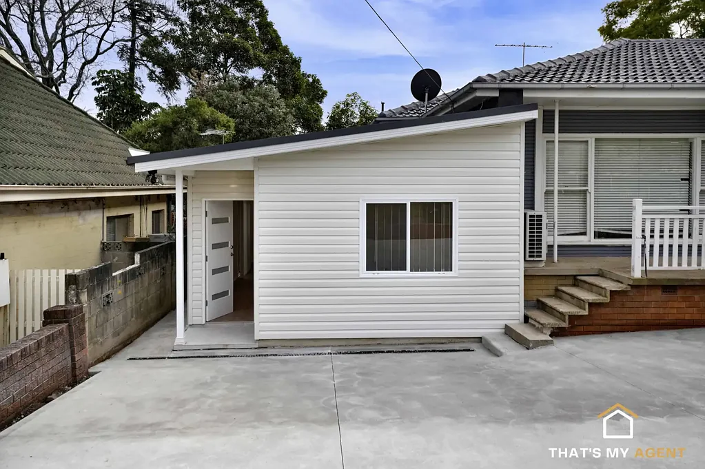 Brand New Granny Flat and walk to shop and station