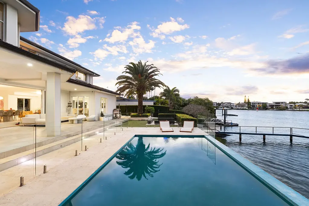 Broadbeach Waters 4房  Timeless Main River Haven for Families and Entertainers