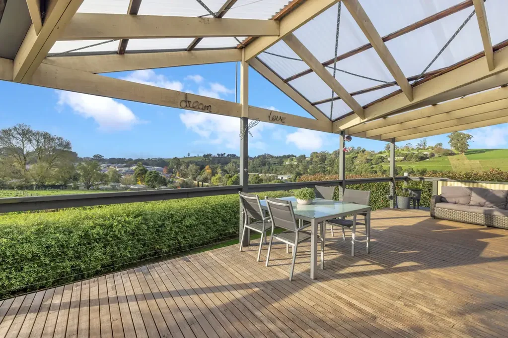Neerim South 4 Slaapkamer Family Living, Scenic Views & Over 6,000m² in Town