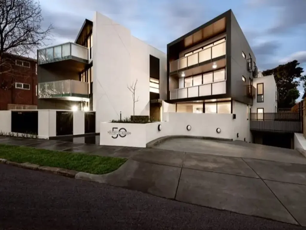 CONTEMPORARY TWO BEDROOM TWO BATHROOM & PRIVATE COURTYARD