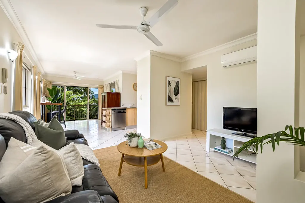Cairns North 1ห้องนอน TOP FLOOR, CORNER LOCATION, EASTERLY ASPECT - EVERYTHING YOU'VE BEEN SEARCHING FOR