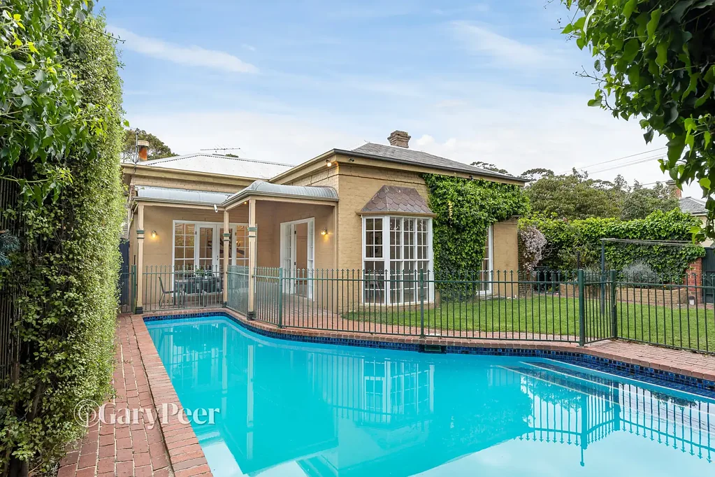 Caulfield South 4ਬੈੱਡਰੂਮ Victorian gem with family appeal & timeless style