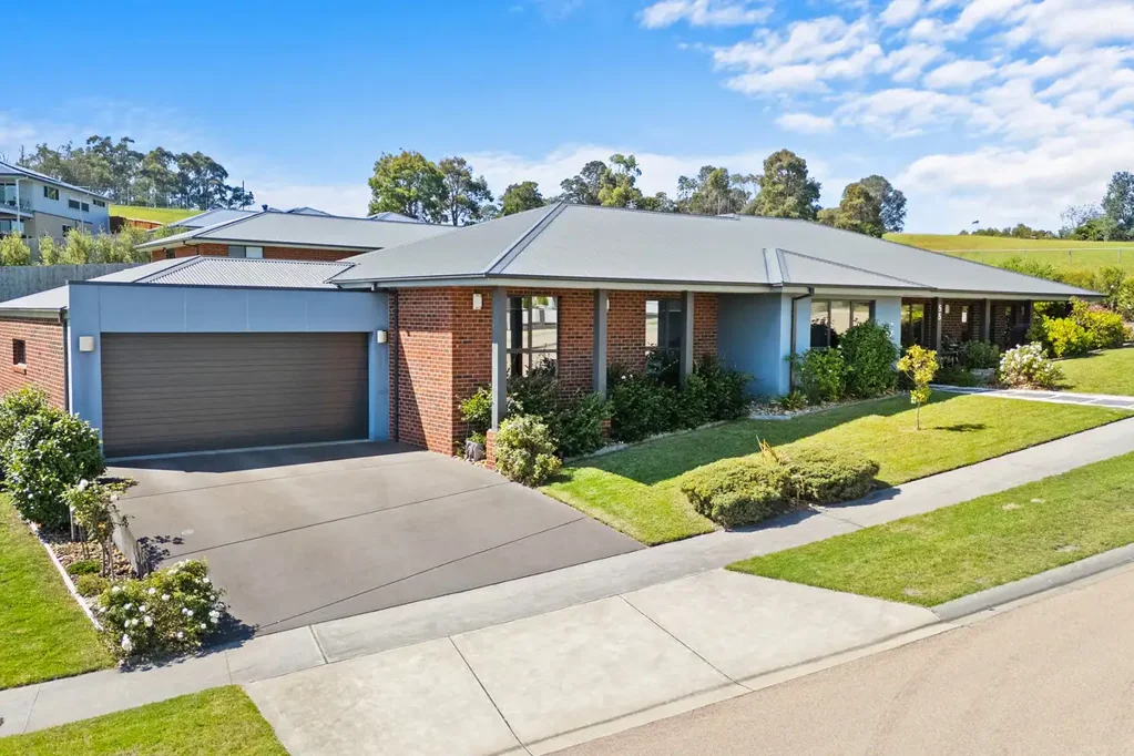 Lakes Entrance 4房  Stylish & Spacious On Country Club
