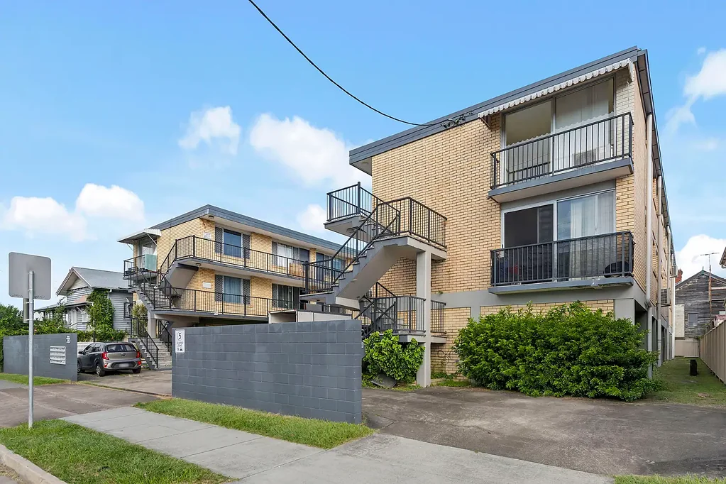 East Brisbane 2房 摆脱租房，拥有市中心公寓！内东部地区宝石，步行至各种设施。明亮客厅，宽敞厨房，主卧内置衣柜。步行至莫布雷公园，尽享周末时光。抓住入门级购房机会，立即行动！ Stop Renting – Start Owning!