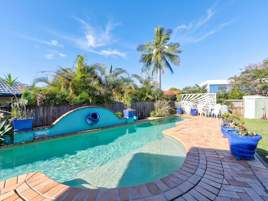 Burleigh Waters 3Kwarto RARE FIND - A SUPER CENTRAL 3 BED DUPLEX WITH A POOL AND ONLY MINUTES TO THE BURLEIGH HEADS - NO BODY CORP FEES