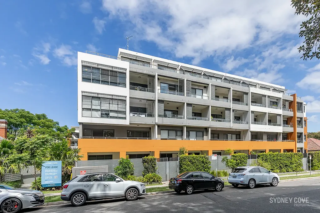 ONE BEDROOM WITH SUNNY COURTYARD | Unfurnished