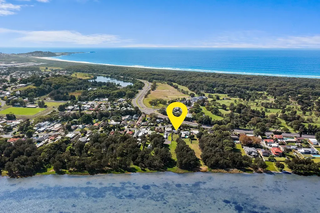 Primbee 3chambre Waterfront Property with Stunning Lake Views & Future Potential
