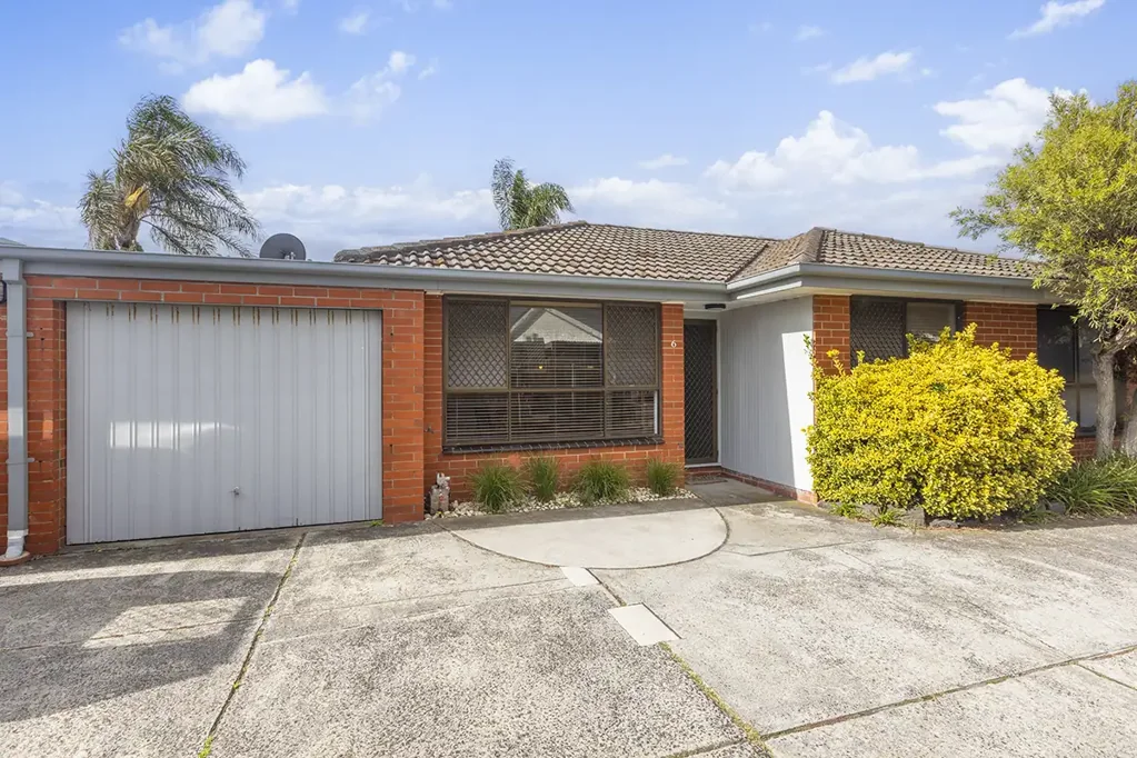 LIGHT AND SPACIOUS TWO BEDROOM UNIT IN IDEAL LOCATION