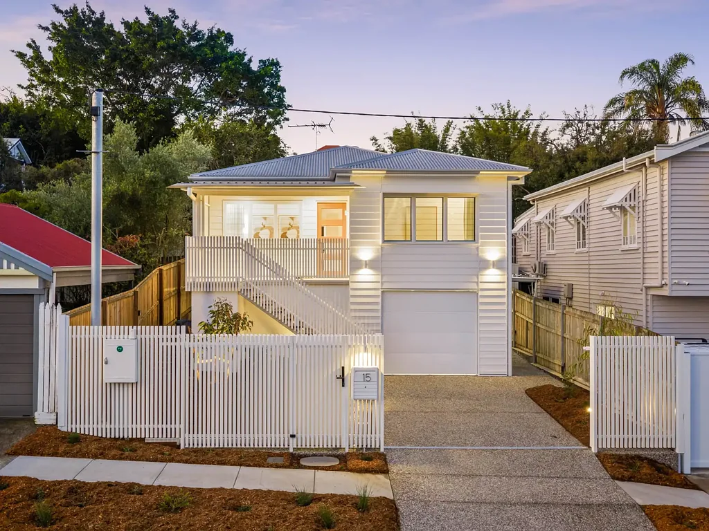 East Brisbane 3침실 Timeless Character, Thoughtfully Reimagined for Modern Family Living