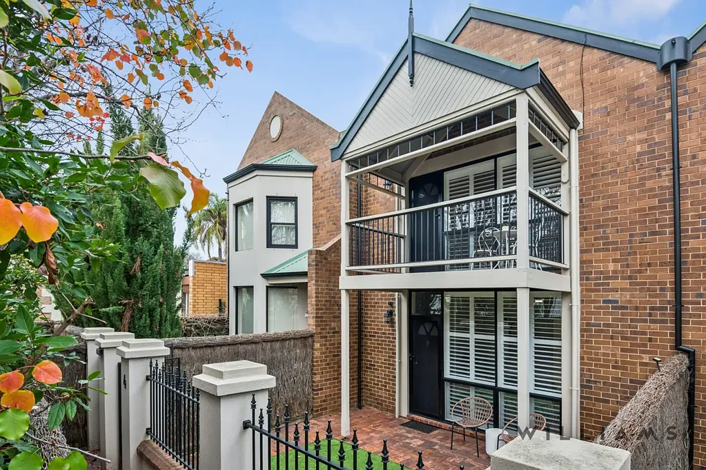 Rose Park 3房  STYLISH 3-BEDROOM TOWNHOUSE IN PRESTIGIOUS CITY FRINGE ADDRESS - Secure Double Garage - Rear Lane Access - Light filled living - Lock up-and-Leave