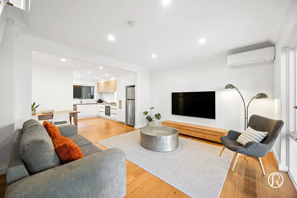 Glenelg North 2 Slaapkamer Coastal Charm Meets Modern Living in the Heart of Glenelg North
