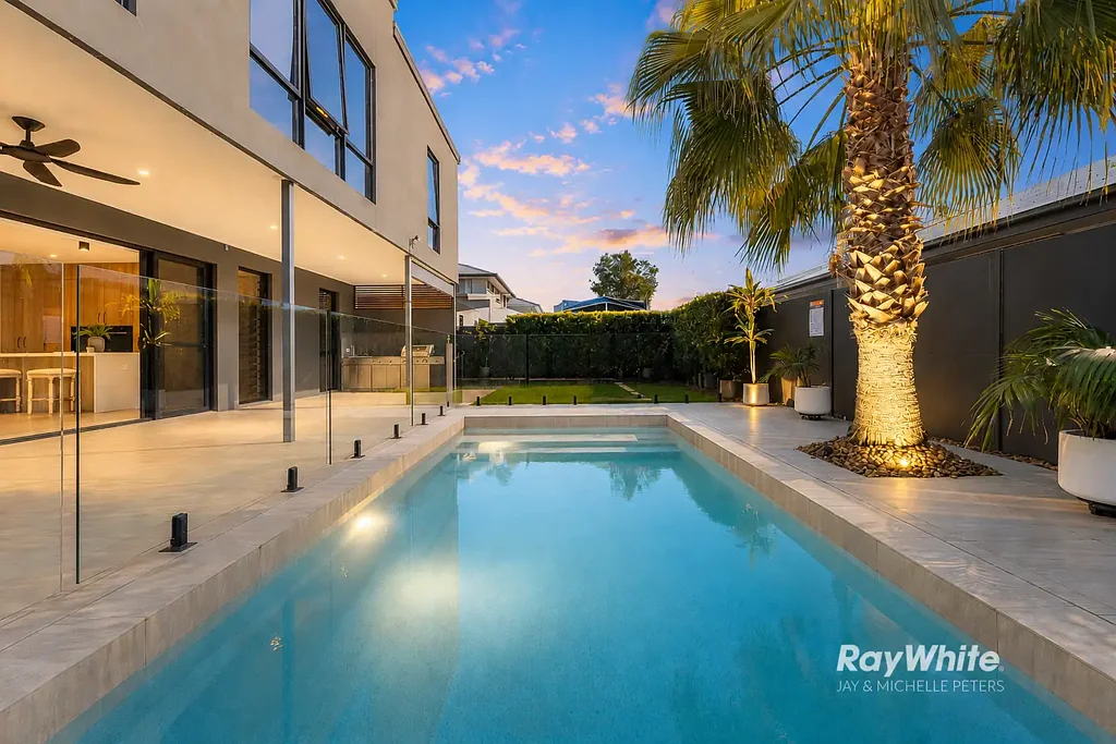 Newport 5Phòng ngủ A Luxurious & Grand Architectural Family Home Without Compromise
