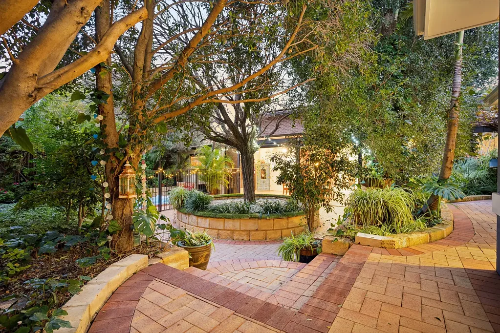 Greenwood 4房  Two Homes One Incredible Opportunity