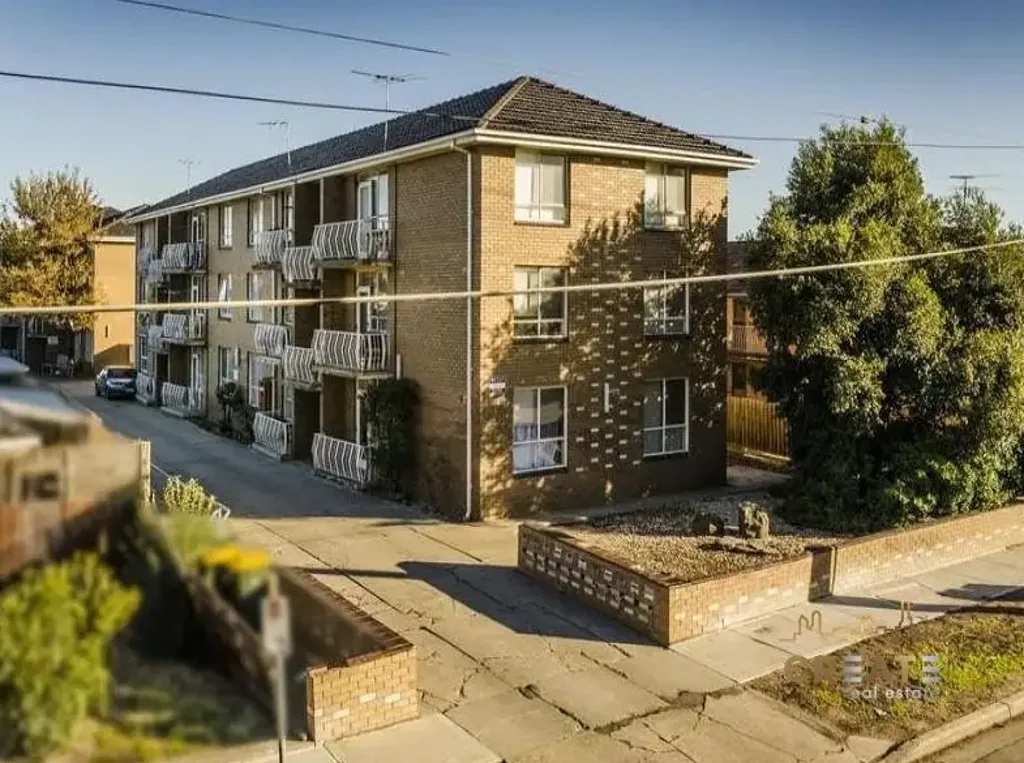 CHARMING 2-BEDROOM APARTMENT IN THE HEART OF ALBION