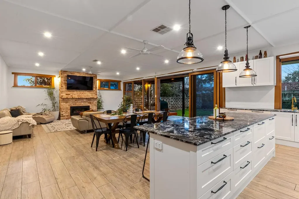 Lower Mitcham 5房  Timeless Tudor Elegance. Contemporary Family Living. An Address of Enduring Prestige.