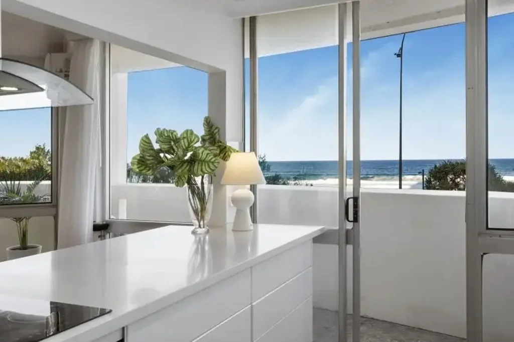 Surfers Paradise 3غرفة نوم Oceanfront Living on The Esplanade - Spacious 3 Bedroom Apartment in Focus