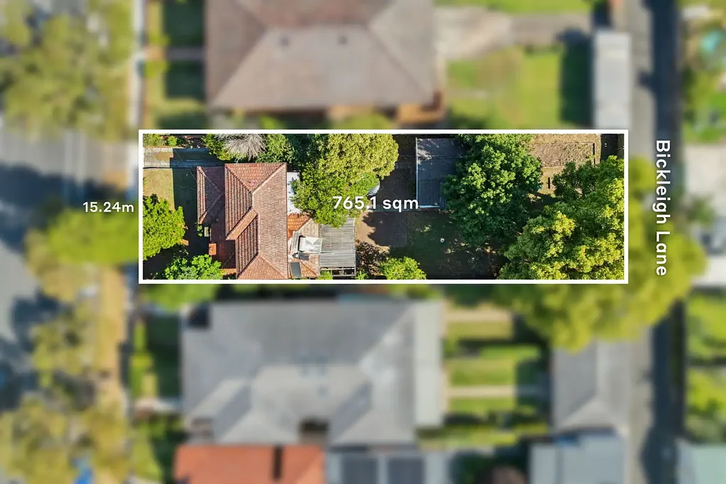 Abbotsford 3房 Abbotsford中心砖砌住宅 七百六十五点一sqm宽地 十五点二四m门面 后巷通道 翻新重建潜力 步行生活便利 Prime Redevelopment Opportunity on 765sqm with Rear Lane Access