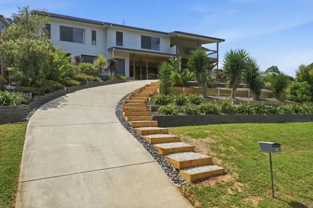 Modern Coastal Family Home with Exceptional Outdoor Entertaining