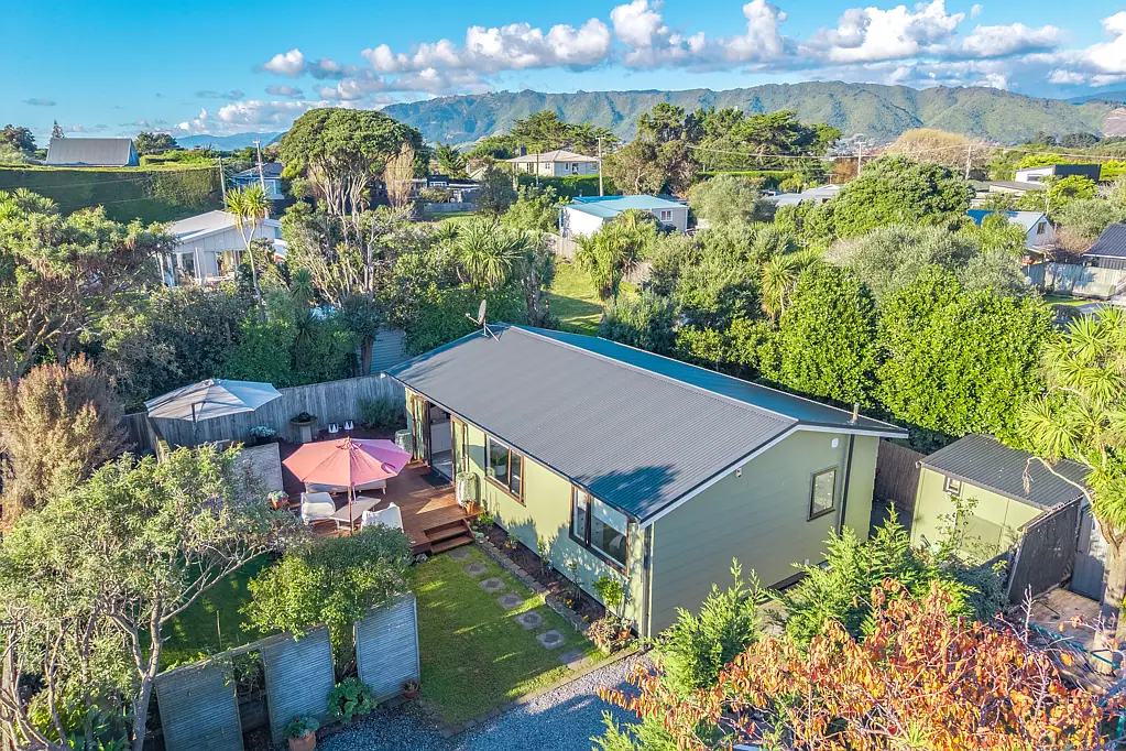 Waikanae Beach 2 Bedroom OLDE BEACH - SECLUDED ENTRY LEVEL!