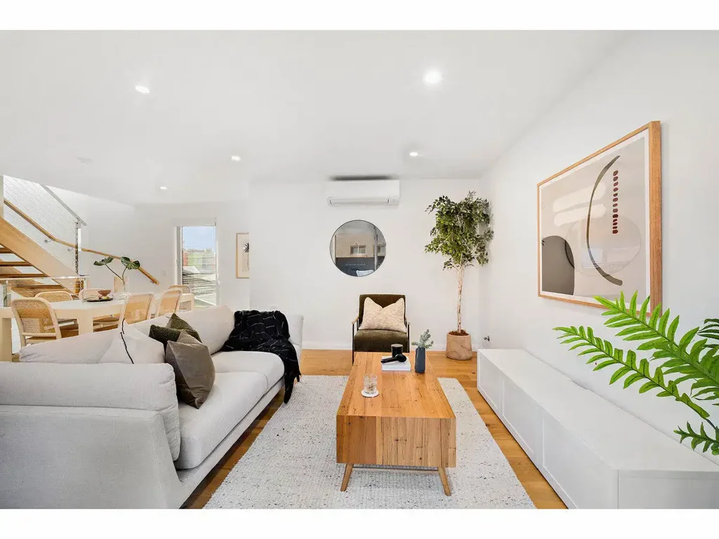 CONTEMPORARY STYLE AND SOPHISTICATION IN EXCEPTIONAL LOCATION