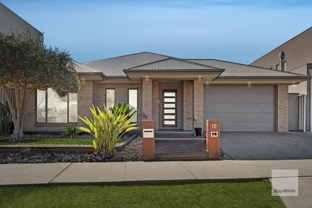 Caroline Springs 4ਬੈੱਡਰੂਮ Spacious 4-Bed Home in Prime Location