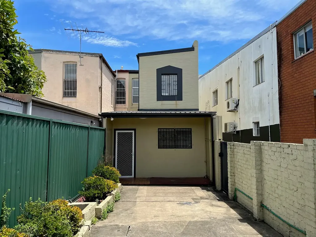 SPACIOUS FIVE BEDROOM HOUSE