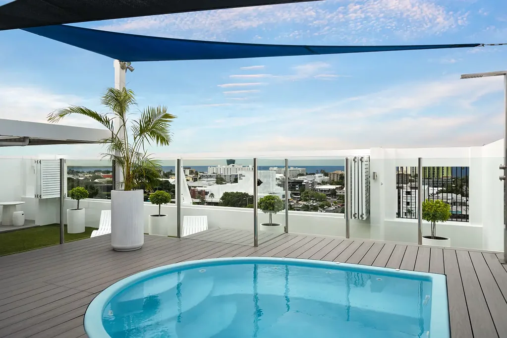 Cairns City 3房  JUST REDUCED $100,000 OWNERS PURCHASED ELSEWHERE - LUXURY CITY LIVING - TWO LEVEL MASSIVE 417 M2 PENTHOUSE - OPPORTUNITY CALLS !!