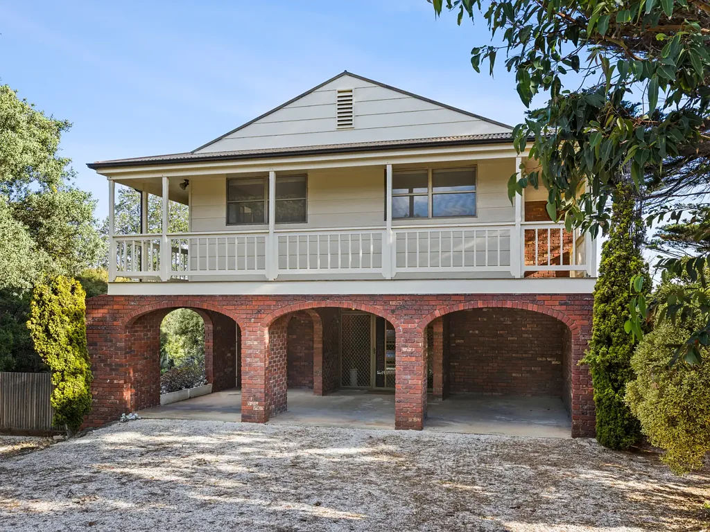 Anglesea 2房  Charming Coastal Retreat With Space and Potential