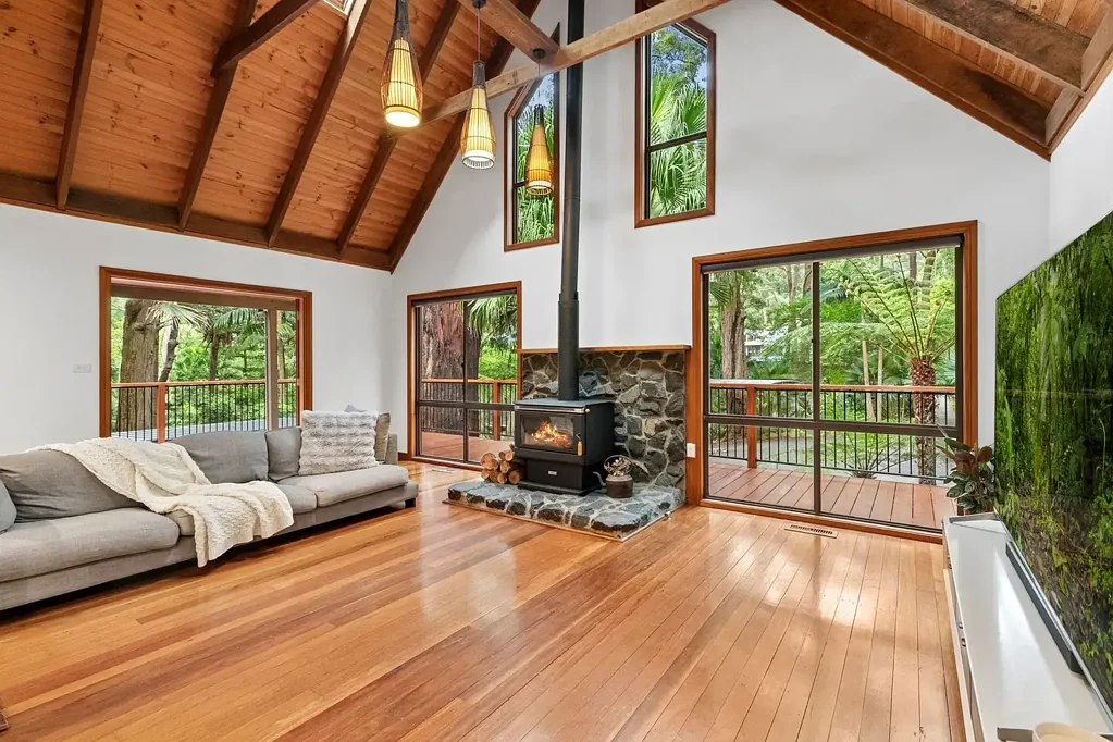 Stanwell Park 4房 依偎丛林海滩 高挑天花板 木材玻璃光线 清澈泳池草坪 自然环绕 私密阳光宁静 滨海度假胜地 步行海滩学校 COASTAL-SANCTUARY.