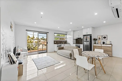 Burwood 2房 现代都市雅居 两卧升级住宅 投资新手首选 美学提升尽显品味 开放式居住区 宽敞露台享南向景观 空调系统舒适宜人 欧洲式洗衣房 安全停车位 战略位置便利安全 室内外娱乐完美融合 低维护设计理念  enhanced安全性 卓越连接性 现代都市魅力生活 Refined Elegance: A Modern Sanctuary in the Heart of Convenience