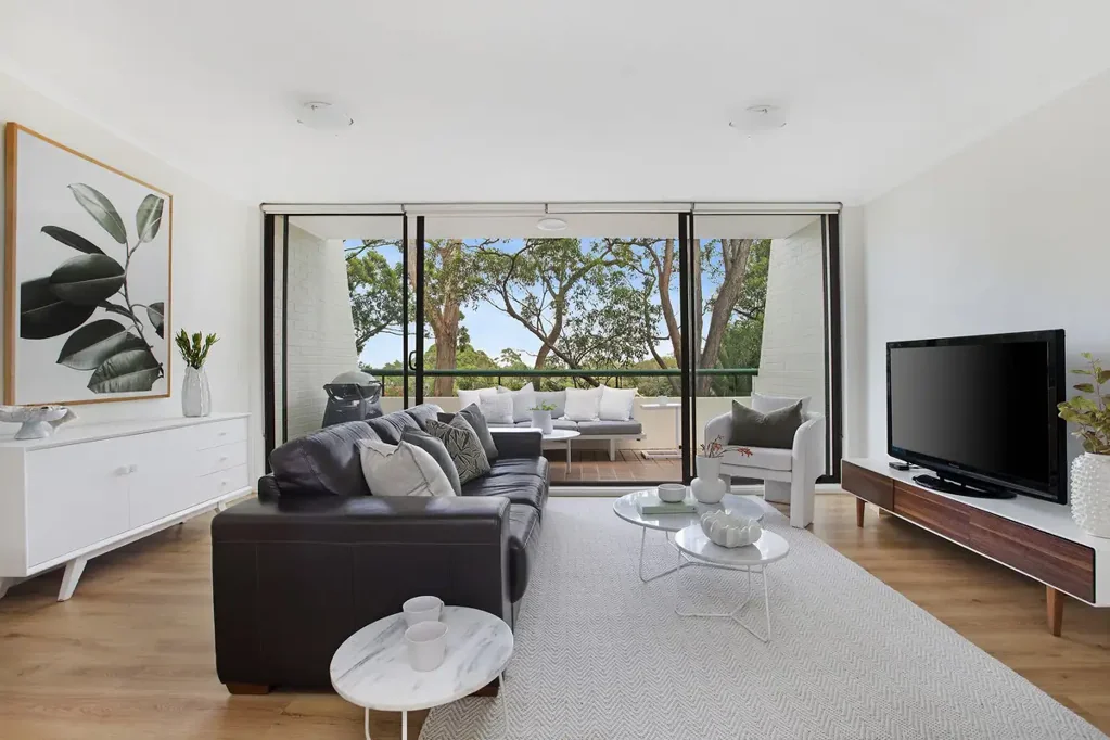 Townhouse-style living 350m to Crows Nest Metro