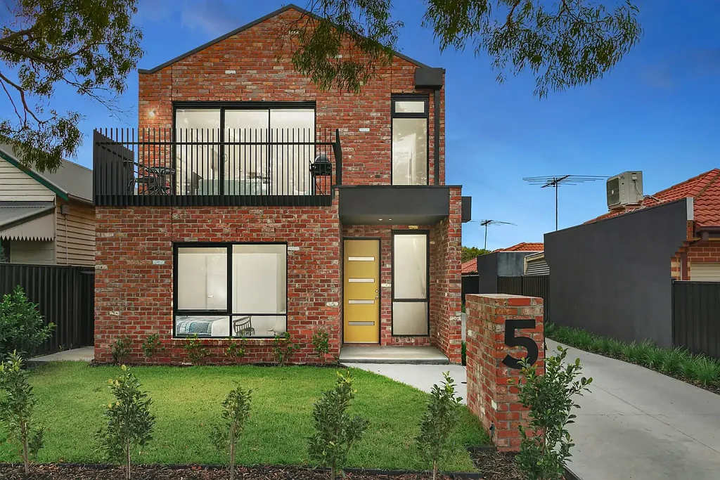 Contemporary living in an ideal location- monthly lawn mowing included