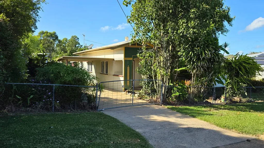 Gayndah 2Habitaciones Spacious Home & Value-Add Opportunity with Character Features