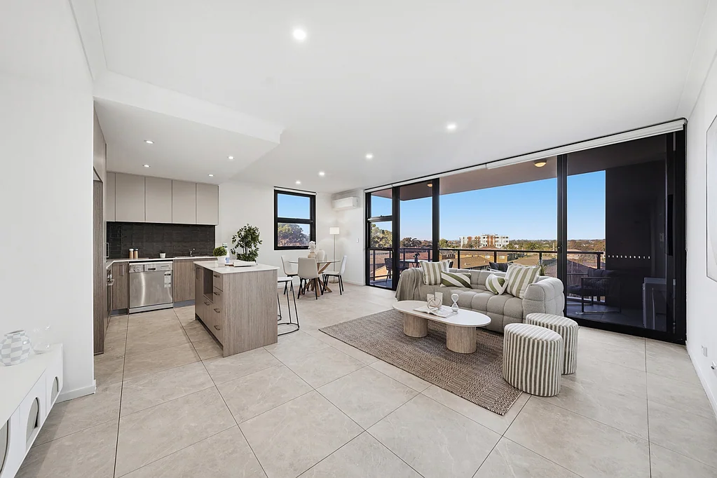 Liverpool 2房 高层现代生活，尽享全景区域美景 Elevated Contemporary Living with Panoramic District Views