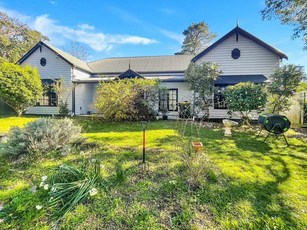 Hazelbrook 4 Bedroom Charming Mountains Weatherboard Home – Space, Style & Sunshine